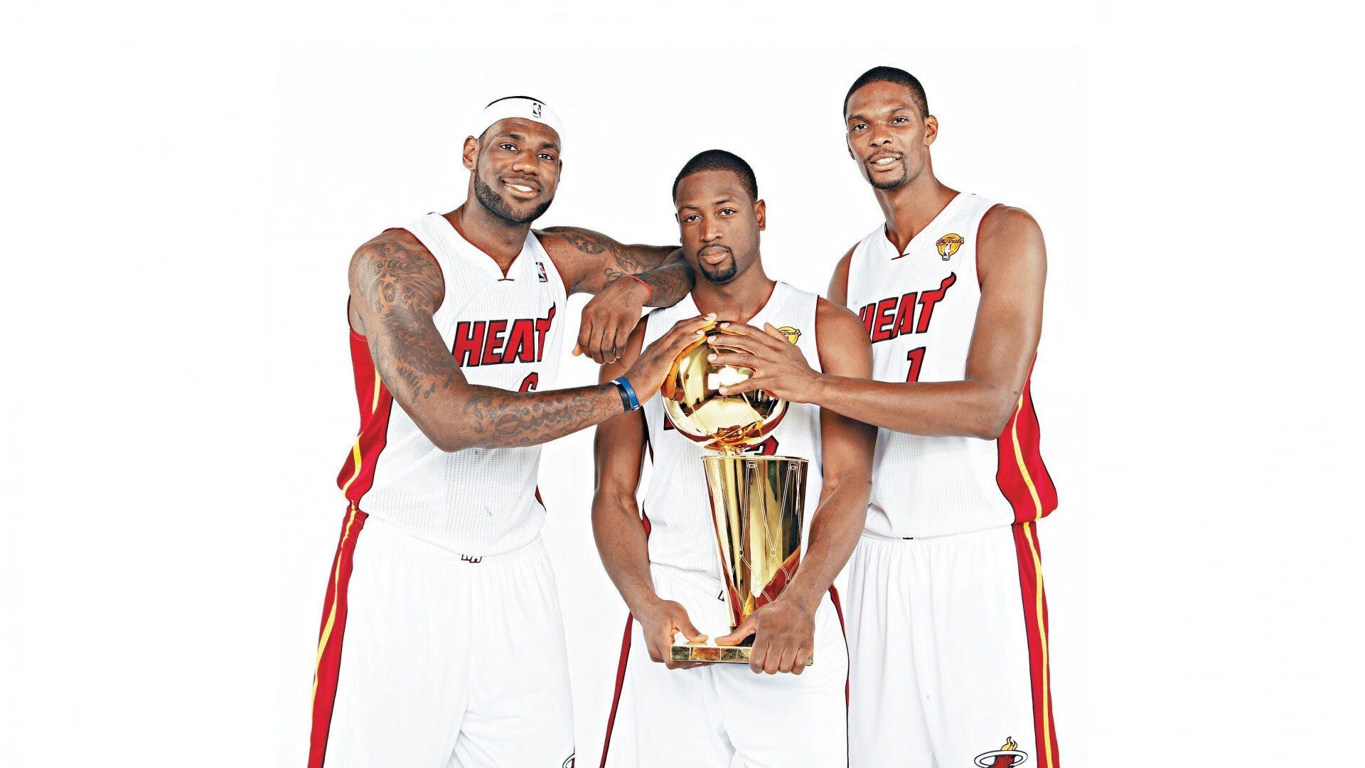 NBA季后赛焦点战，雄鹿绝地反击，太阳防线崩溃！字母哥35+17统治禁区，关键一战改写命运